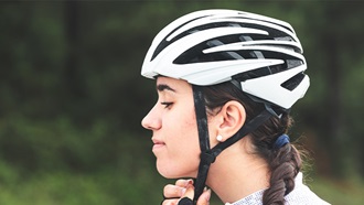 Donna indossa casco per bici